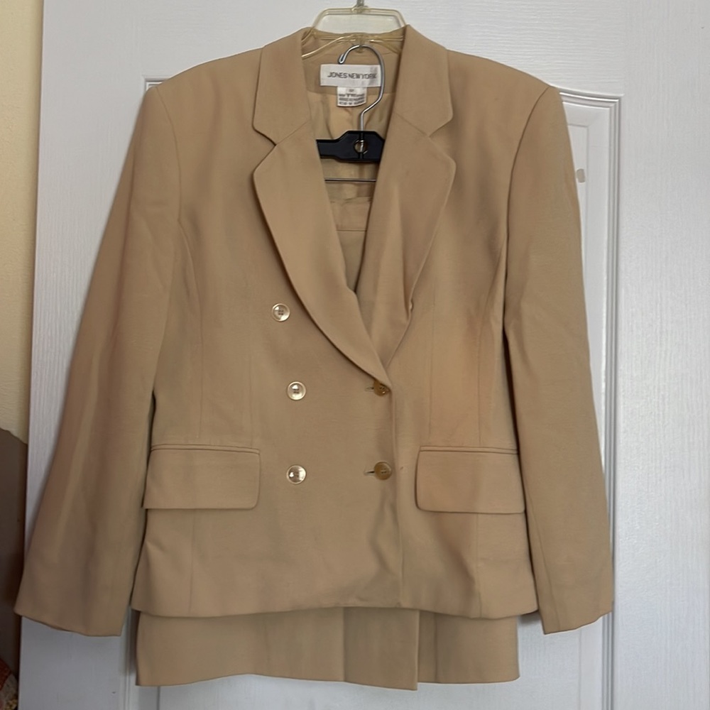 Vintage Jones New York suit, Skirt and jacket, Skirt size 14, jacket size 12